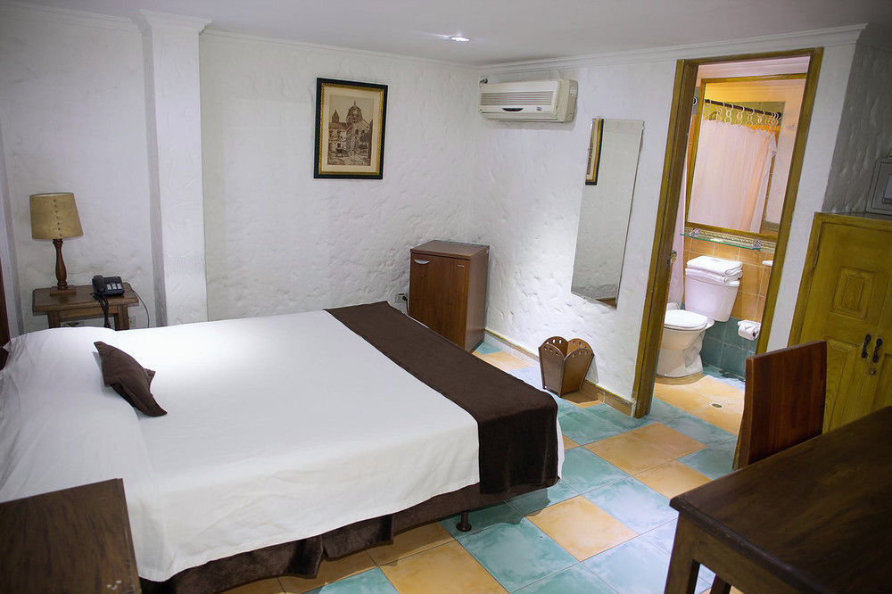 Hotel Ayenda 1223 Porton De La 10 Medellín Esterno foto