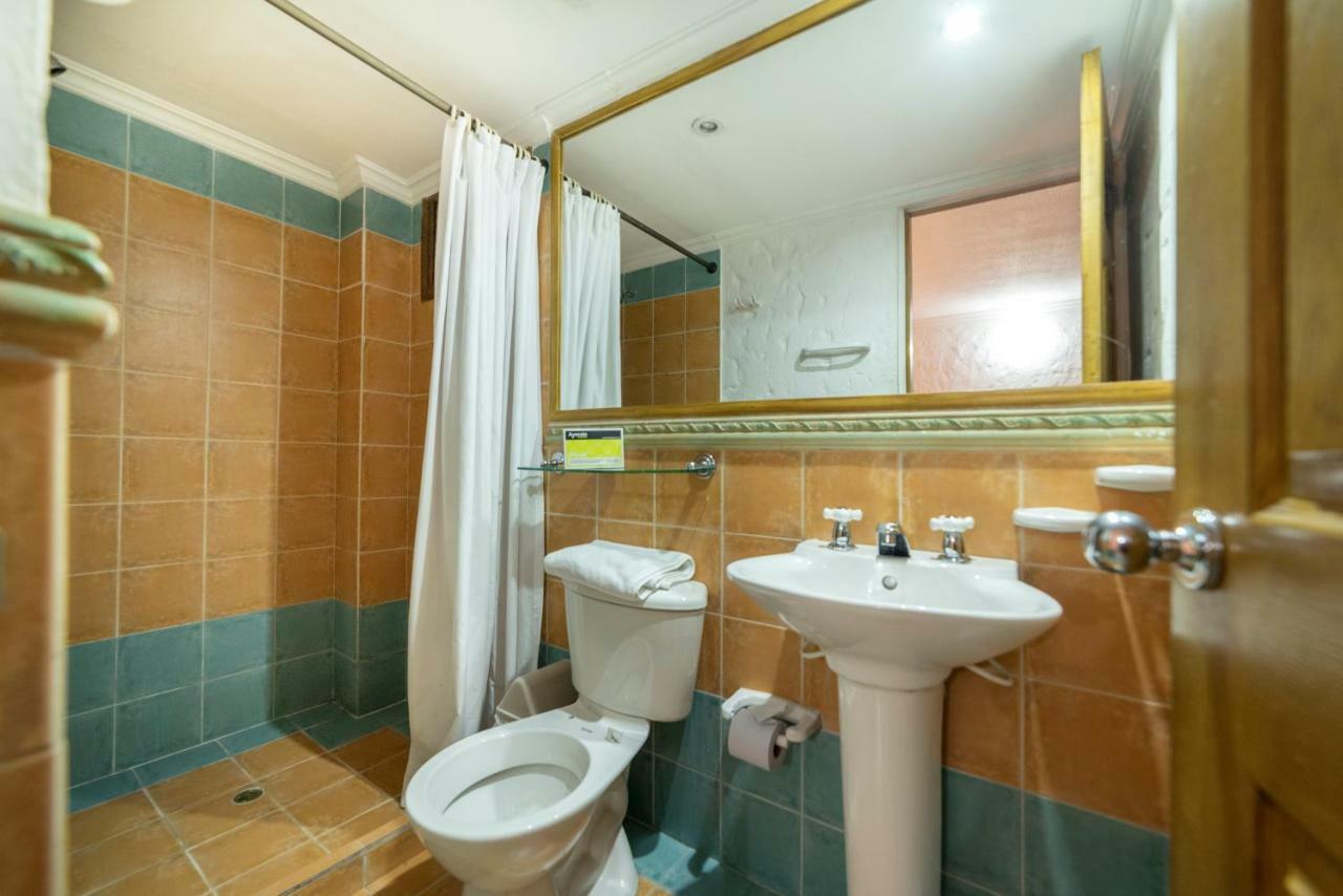 Hotel Ayenda 1223 Porton De La 10 Medellín Esterno foto